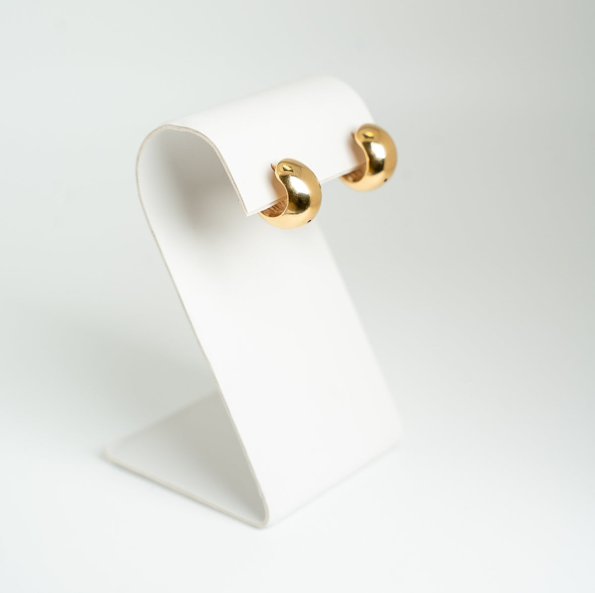 Pendientes de aro huggie gruesos de oro de 18 quilates