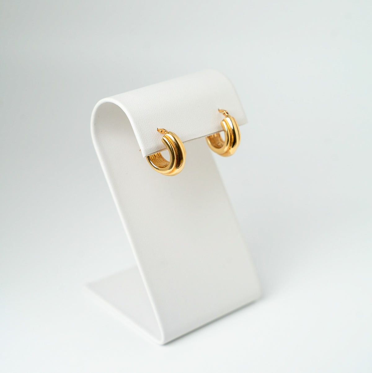 Aros huggie de oro de 18 quilates con tres relieves