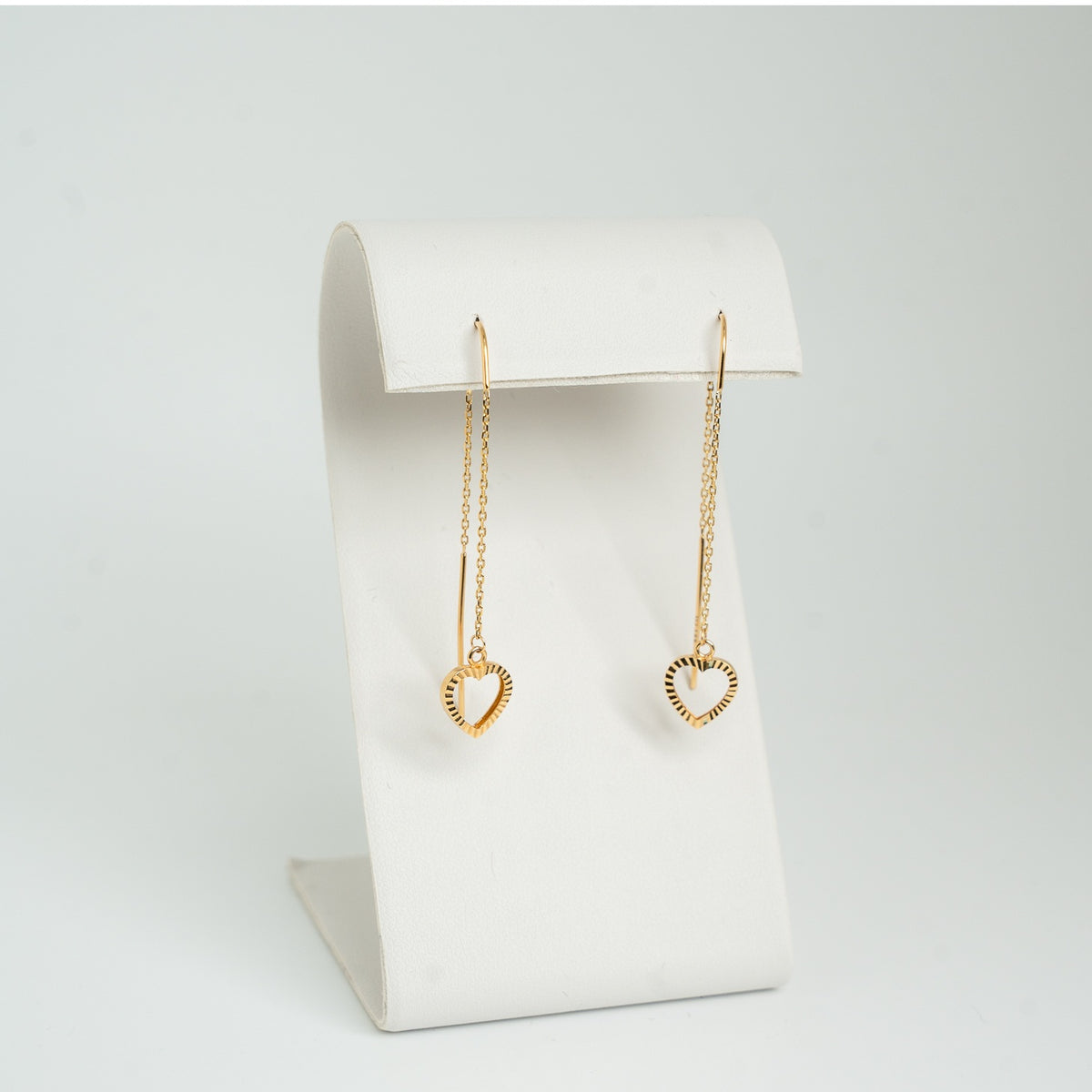 Pendientes de hilo con corazón de oro de 18 quilates