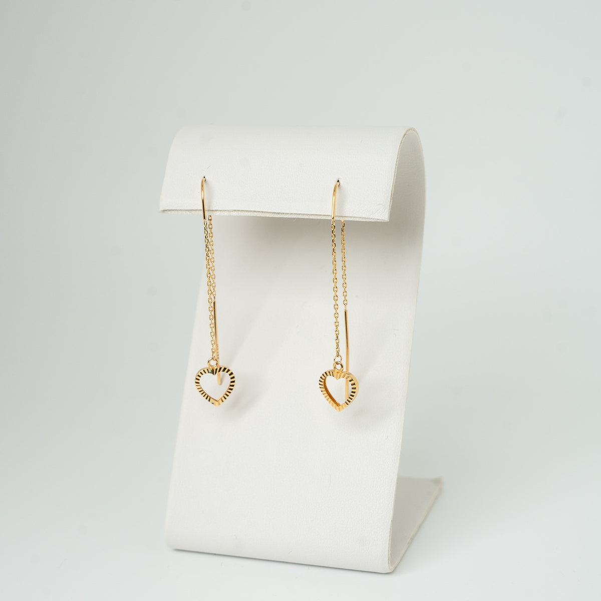 Pendientes de hilo con corazón de oro de 18 quilates