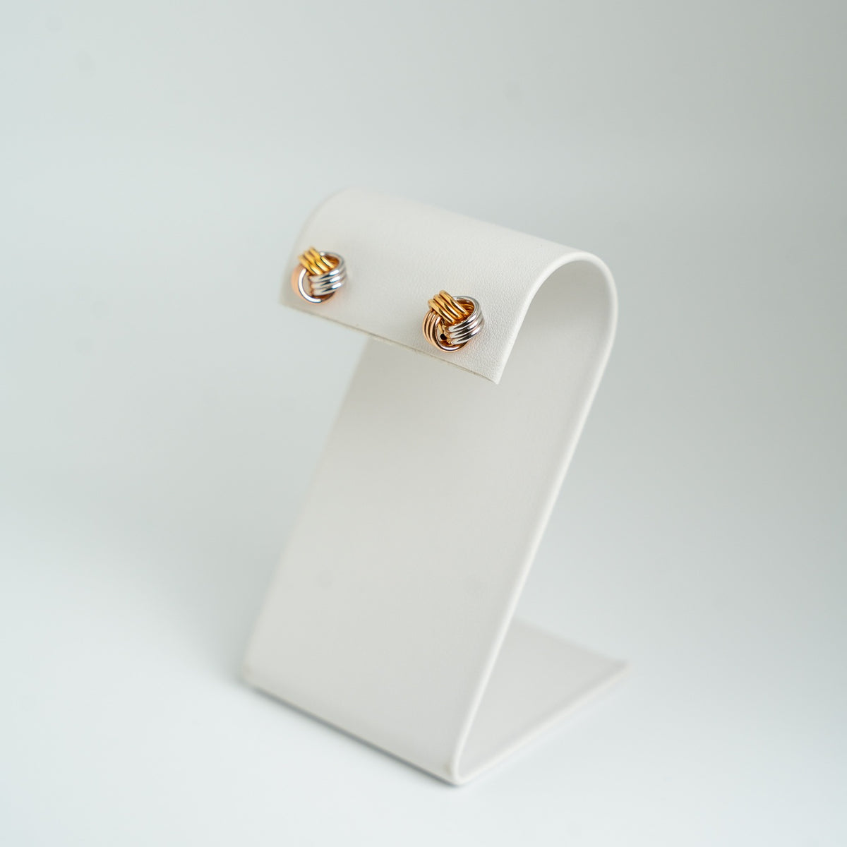 Pendientes de nudo tricolor de oro de 14 quilates