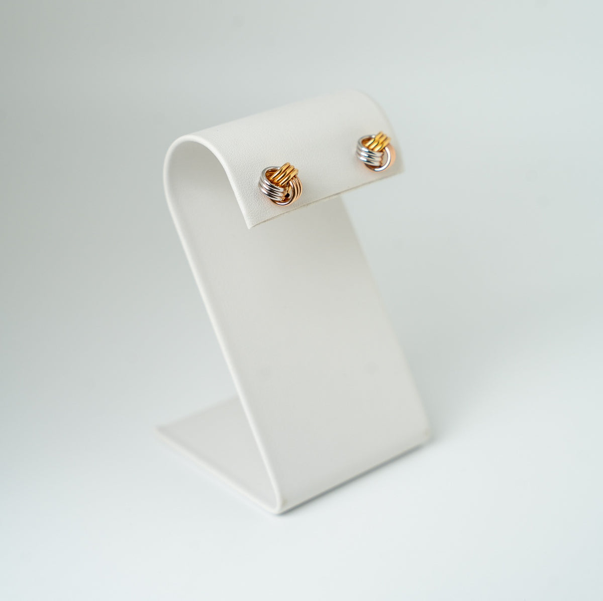 Pendientes de nudo tricolor de oro de 14 quilates