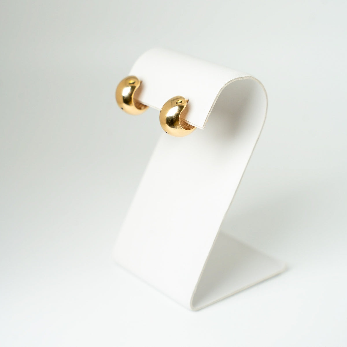 Pendientes de aro huggie gruesos de oro de 18 quilates