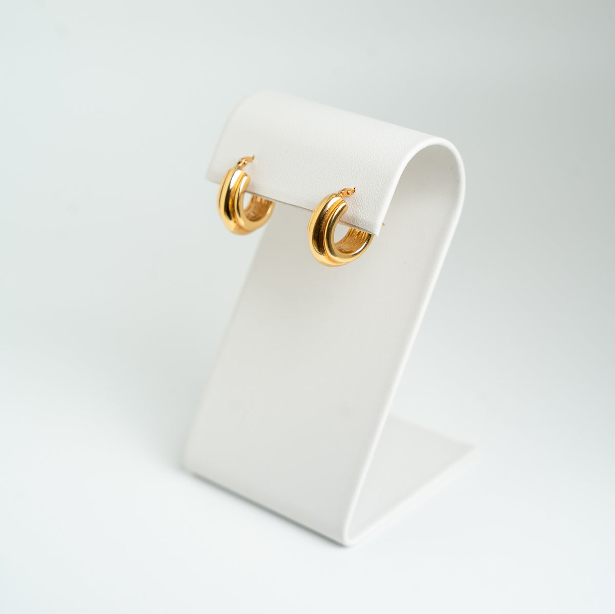 Aros huggie de oro de 18 quilates con tres relieves
